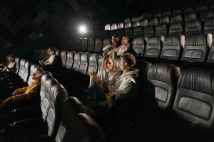 Read more about the article Sejarah Bioskop di Indonesia: Dari Layar Tancap Hingga Cineplex Modern