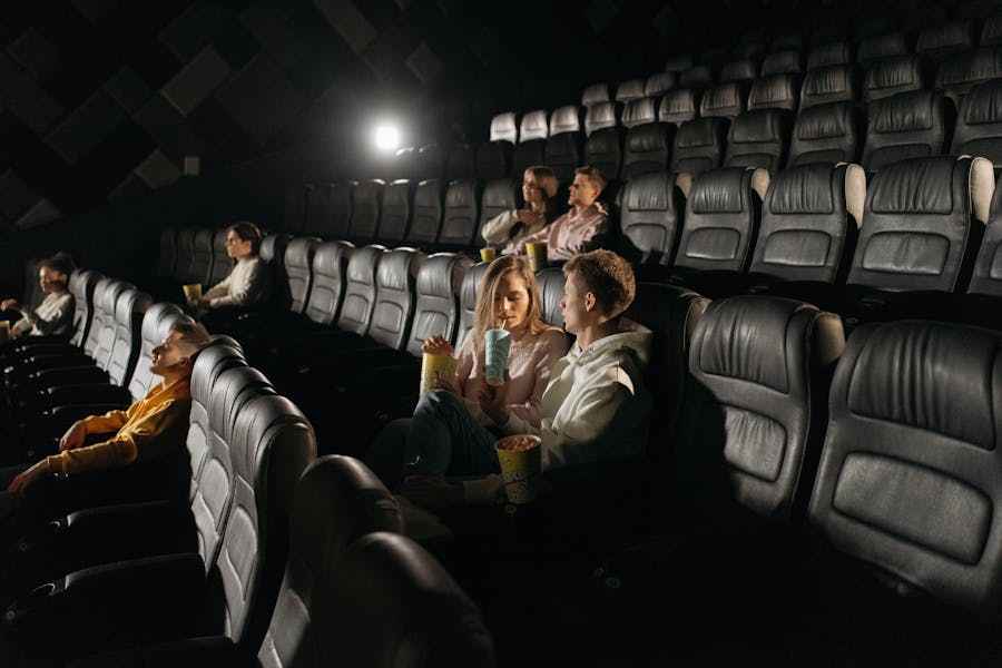 You are currently viewing Sejarah Bioskop di Indonesia: Dari Layar Tancap Hingga Cineplex Modern