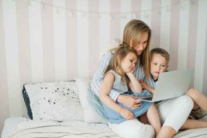 Read more about the article Pentingnya Literasi Digital Bagi Bunda Masa Kini