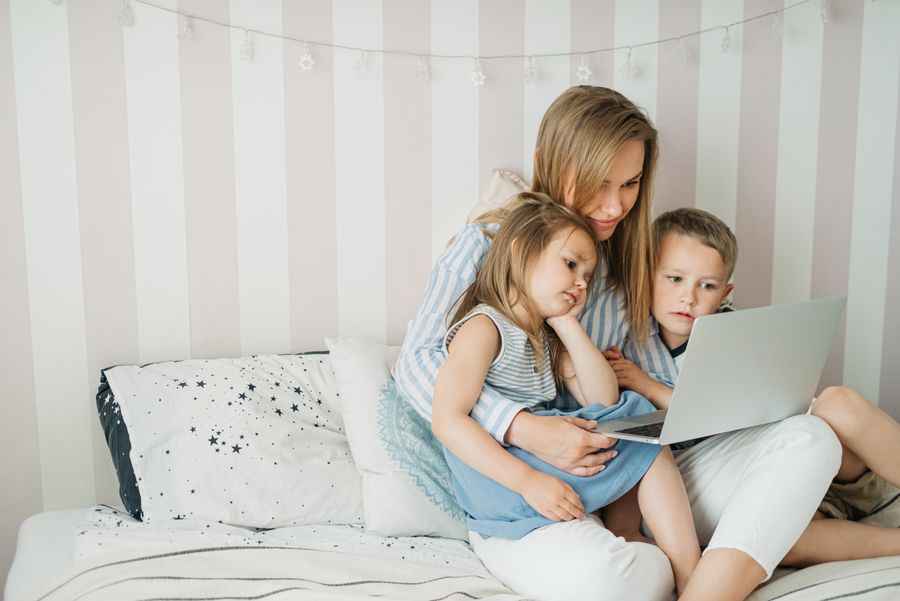 Read more about the article Pentingnya Literasi Digital Bagi Bunda Masa Kini