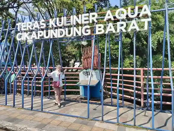 sisi lain di seberang pasar cikapundung bandung